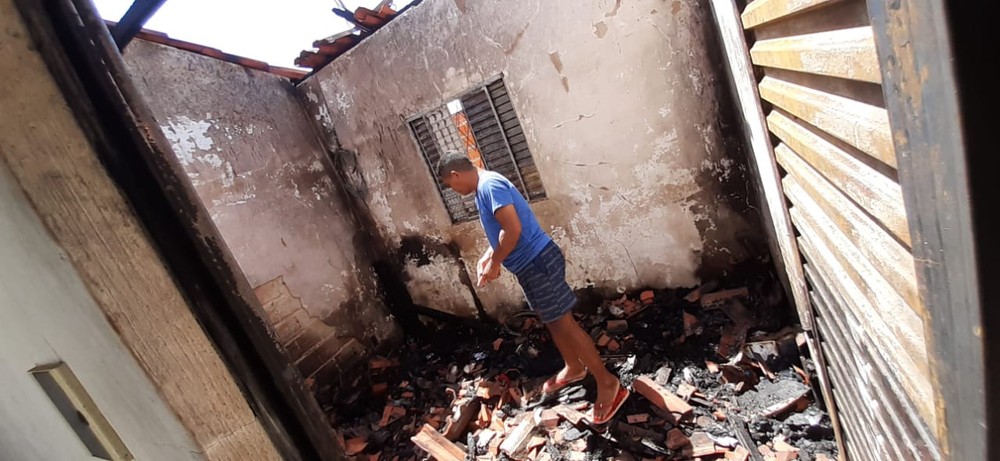 Casa de policial militar fica destruída após incêndio